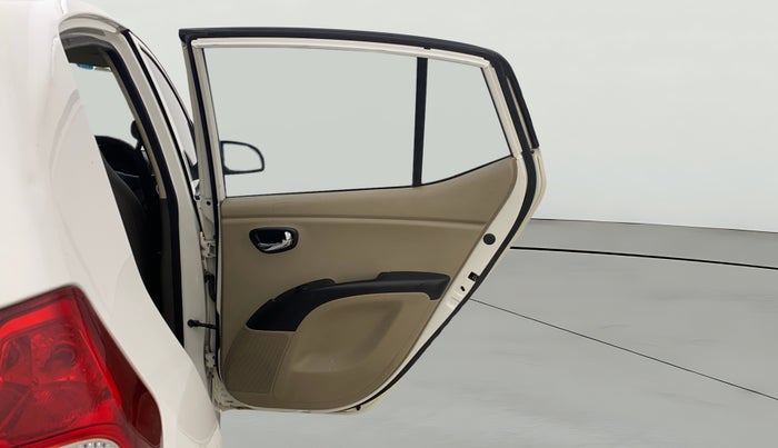 2016 Hyundai i10 SPORTZ 1.1, CNG, Manual, 1,13,611 km, RHS Rear Door