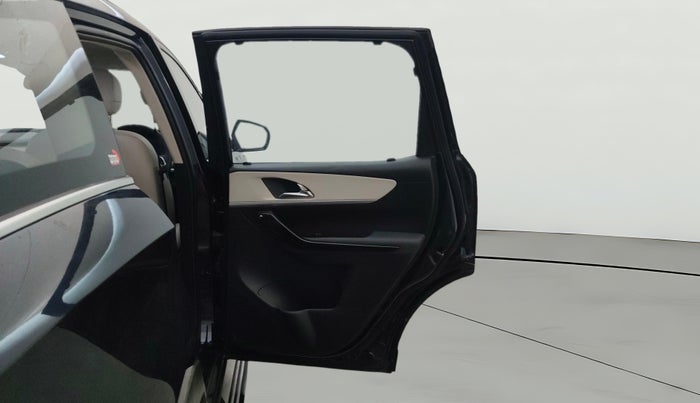 2022 Mahindra XUV700 AX 7 LUXURY P AT 7 STR, Petrol, Automatic, 17,184 km, RHS Rear Door