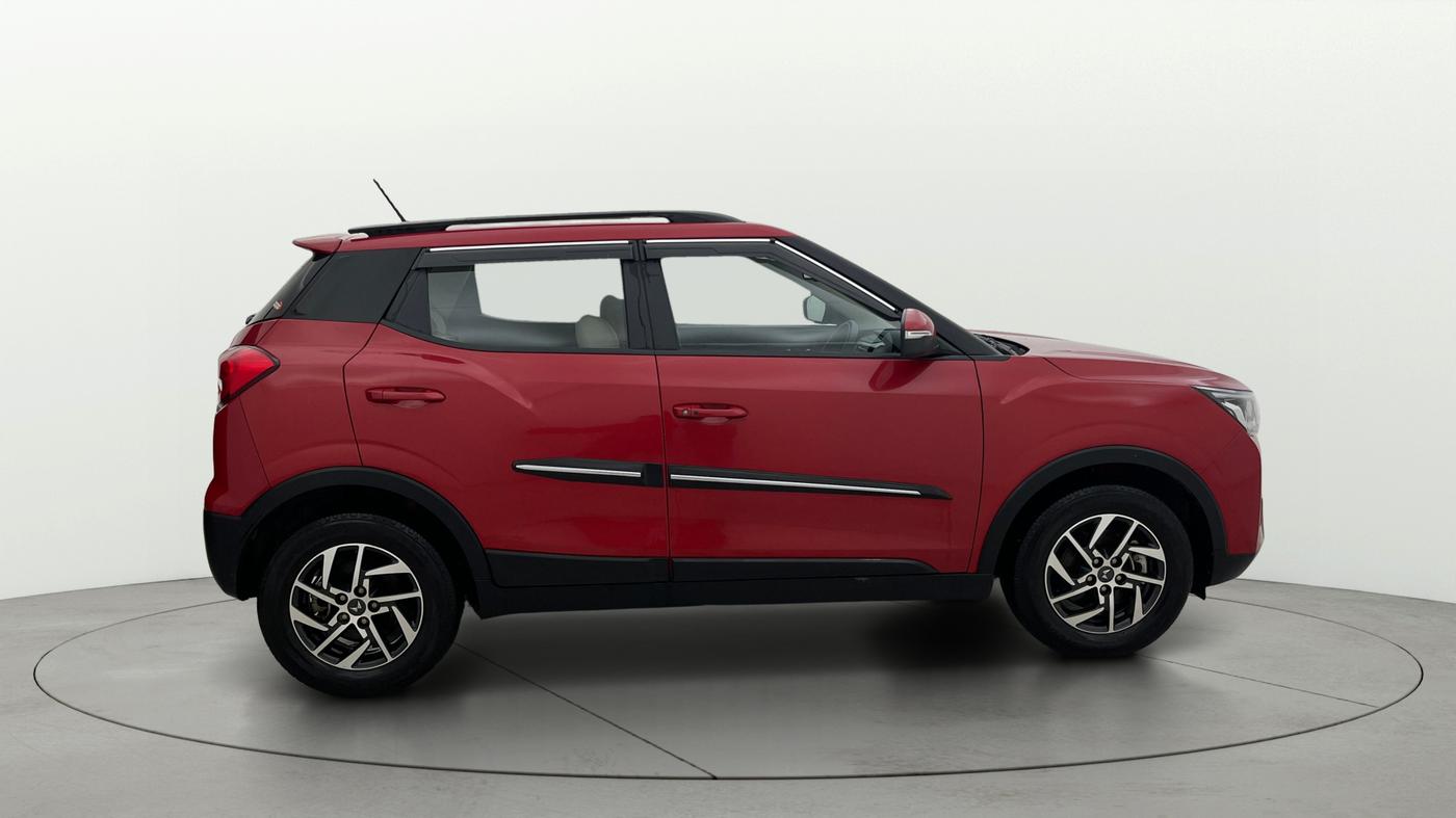 2023 Mahindra XUV300 W8 (O) 1.2 PETROL AMT, Petrol, Automatic, 9,410 km, Right Side View