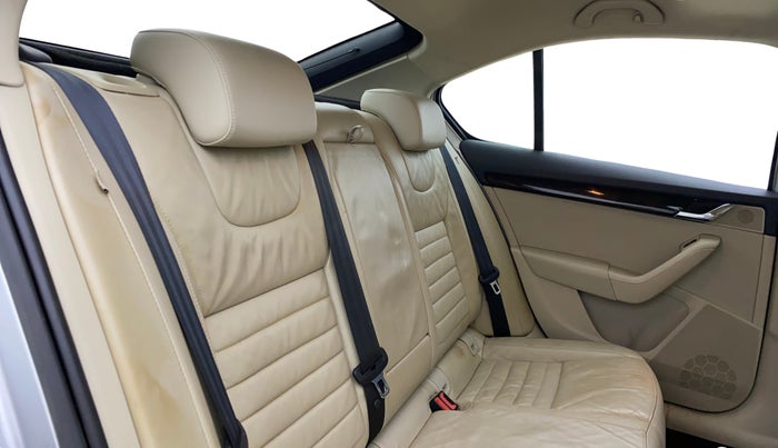 2016 Skoda Octavia 2.0 TDI CR STYLE PLUS AT, Diesel, Automatic, 60,469 km, Right Side Rear Door Cabin