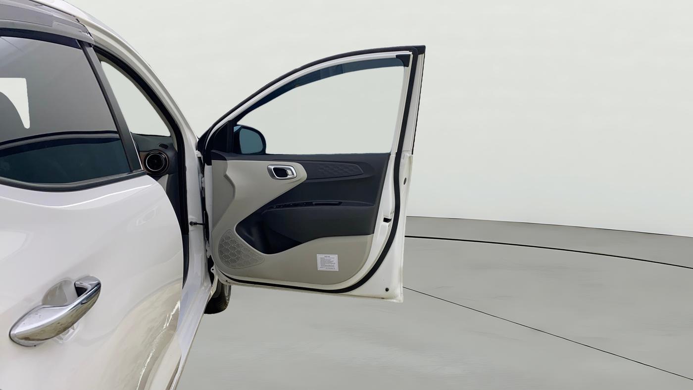 2025 Hyundai AURA SX 1.2 CNG, CNG, Manual, 12,818 km, RHS Front Door