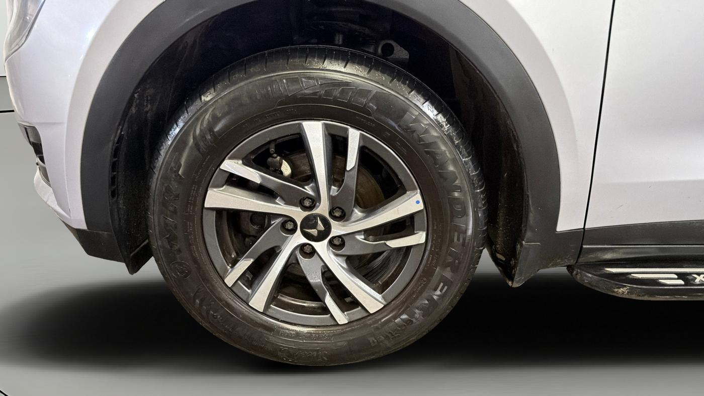 2025 Mahindra XUV700 AX 5 P MT 7 STR, Petrol, Manual, 30,585 km, Left Front Wheel