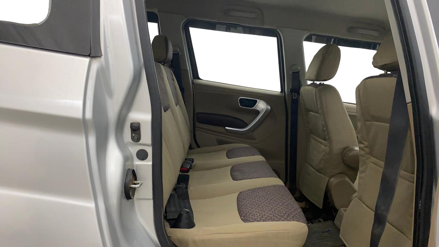 2015 Mahindra TUV300 T8, Diesel, Manual, 51,720 km, Right Side Rear Door Cabin