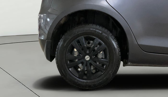 2014 Maruti Swift VXI, Petrol, Manual, 1,11,377 km, Right Rear Wheel