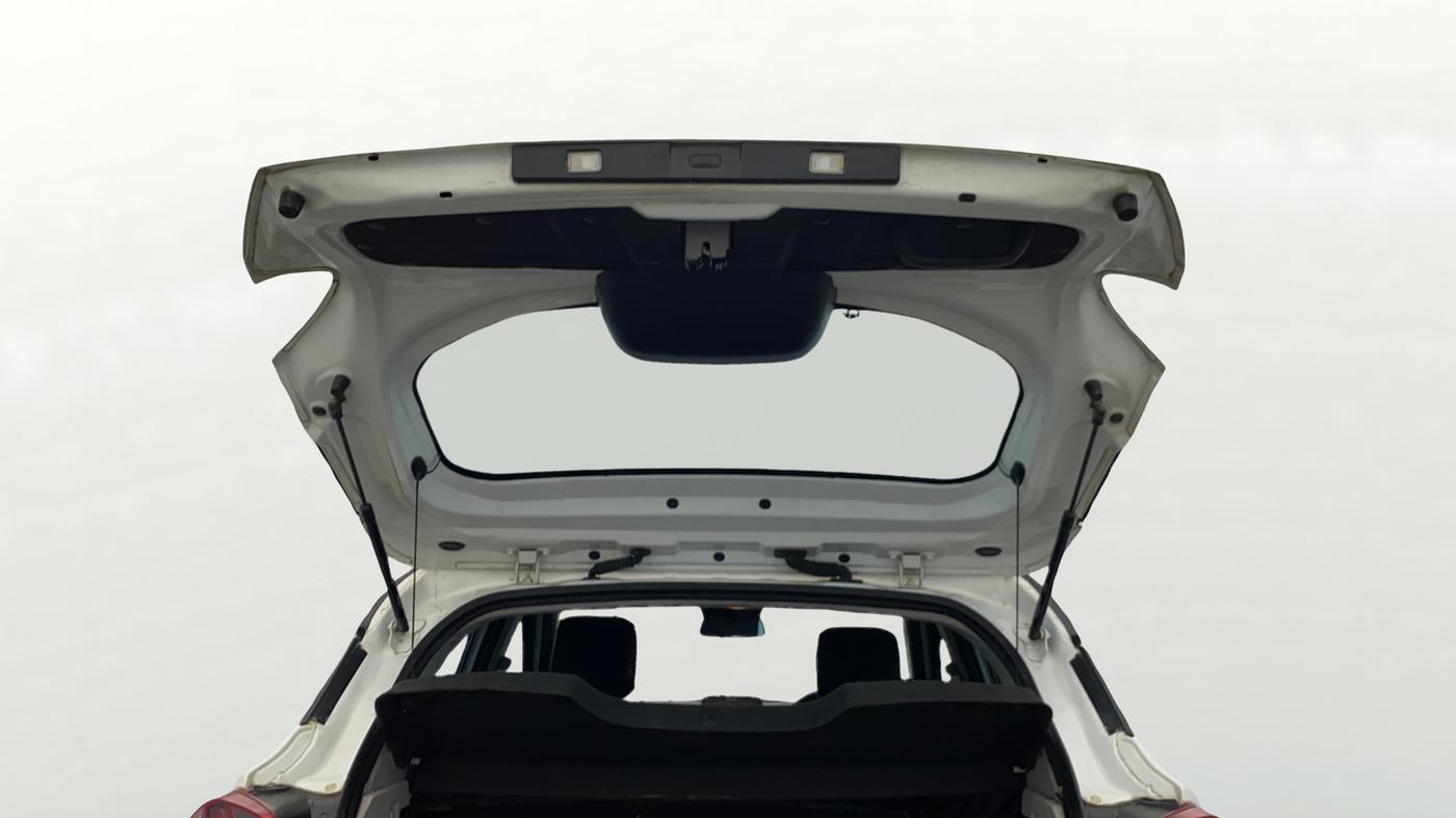 2022 Tata PUNCH CREATIVE  1.2 RTN DUAL TONE, Petrol, Manual, 28,983 km, Boot Door Open