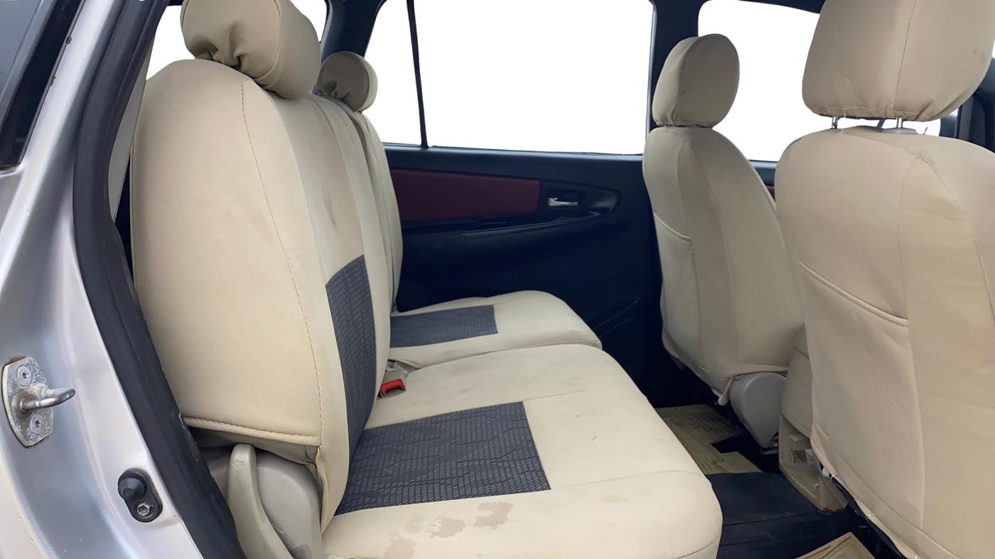 2014 Toyota Innova 2.5 GX 8 STR, Diesel, Manual, 73,985 km, Right Side Rear Door Cabin