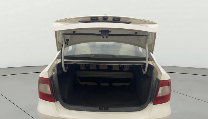 2014 Skoda Rapid ELEGANCE 1.6 MPI MT, Petrol, Manual, 1,07,359 km, Boot Door Open