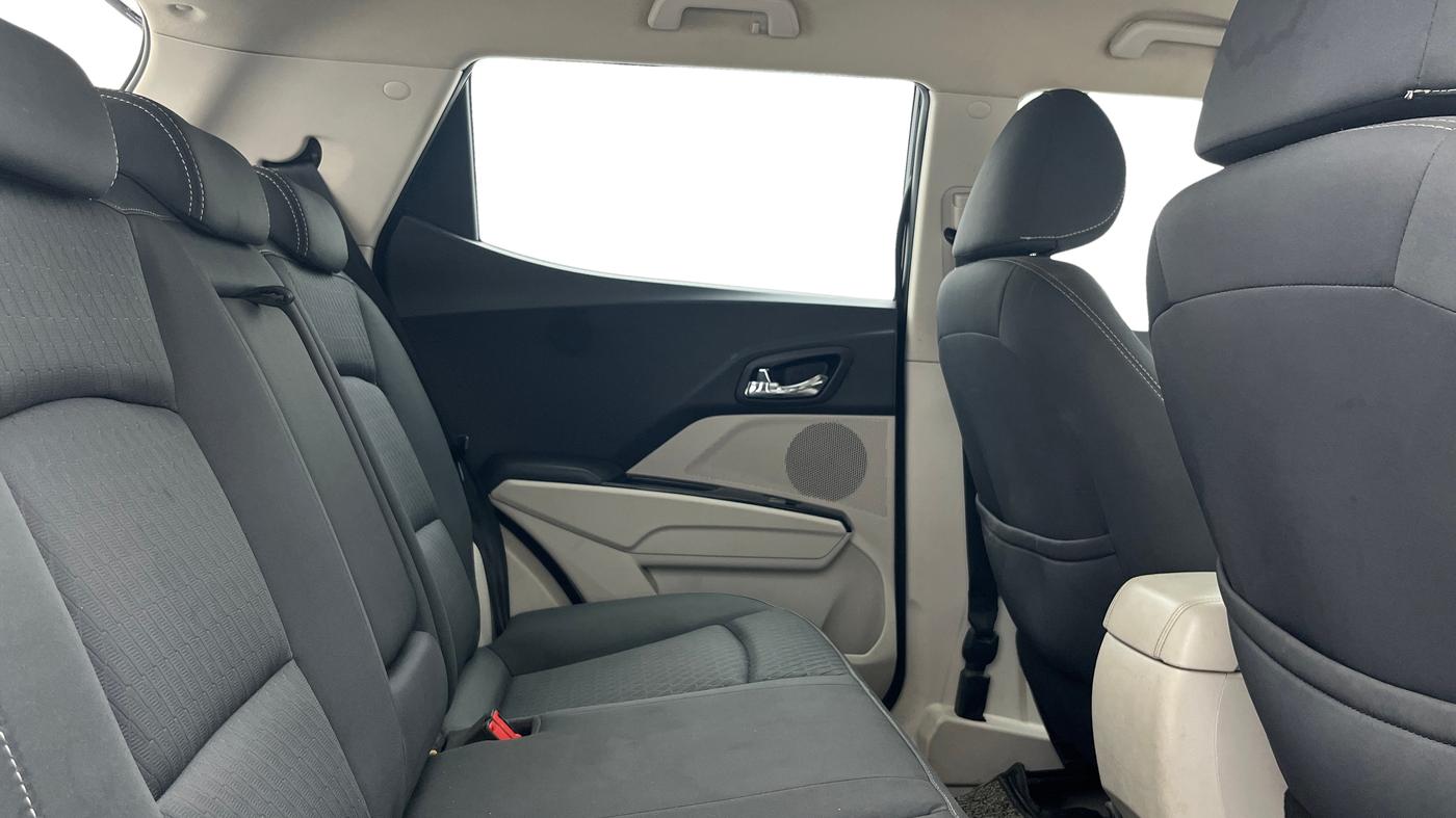 2019 Mahindra XUV300 W8 1.2 PETROL, Petrol, Manual, 55,445 km, Right Side Rear Door Cabin