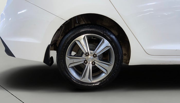 2018 Hyundai Verna 1.6 CRDI SX, Diesel, Manual, 1,20,885 km, Right Rear Wheel