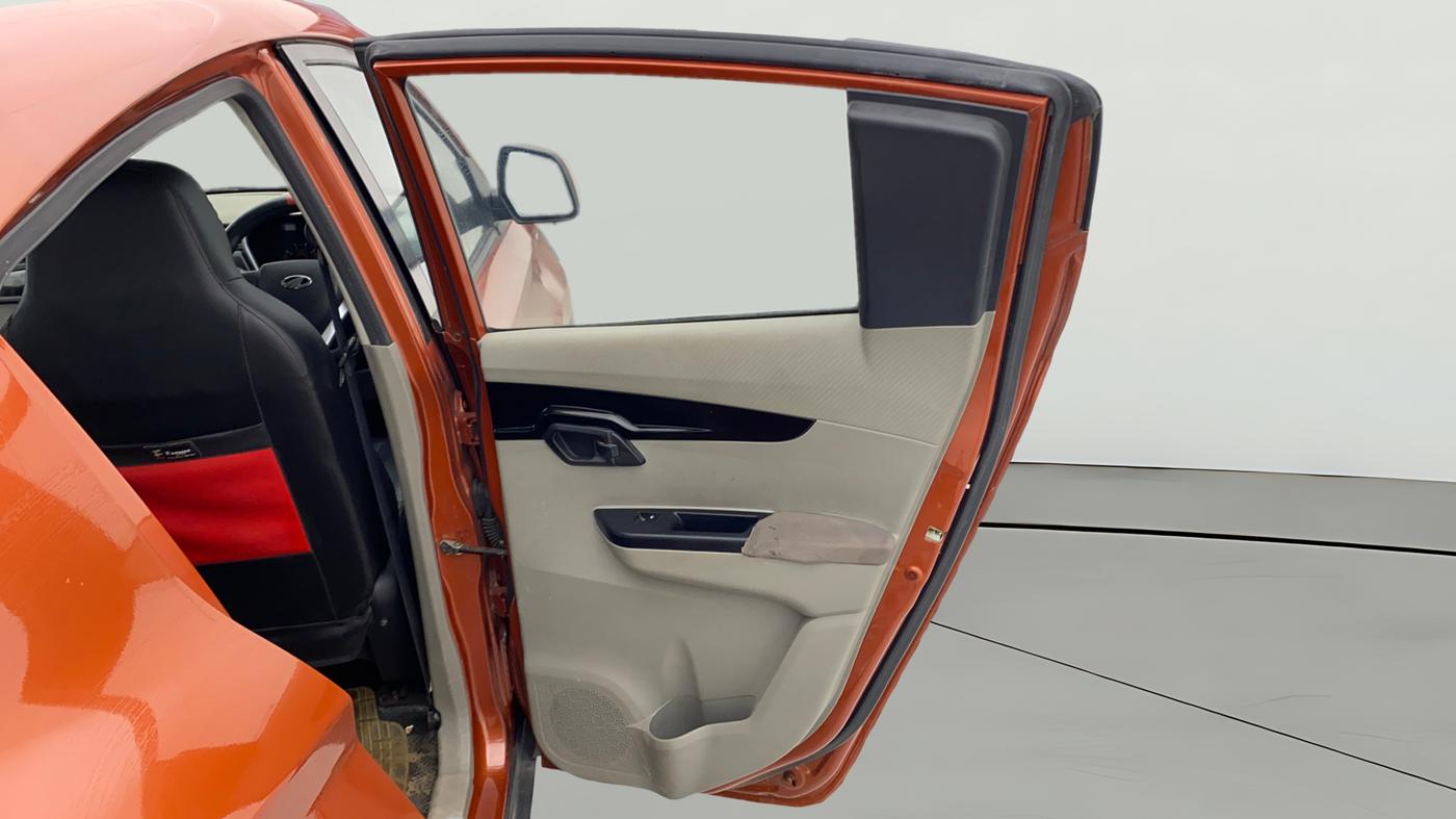 2016 Mahindra Kuv100 K6 6 STR, Petrol, Manual, 46,522 km, RHS Rear Door