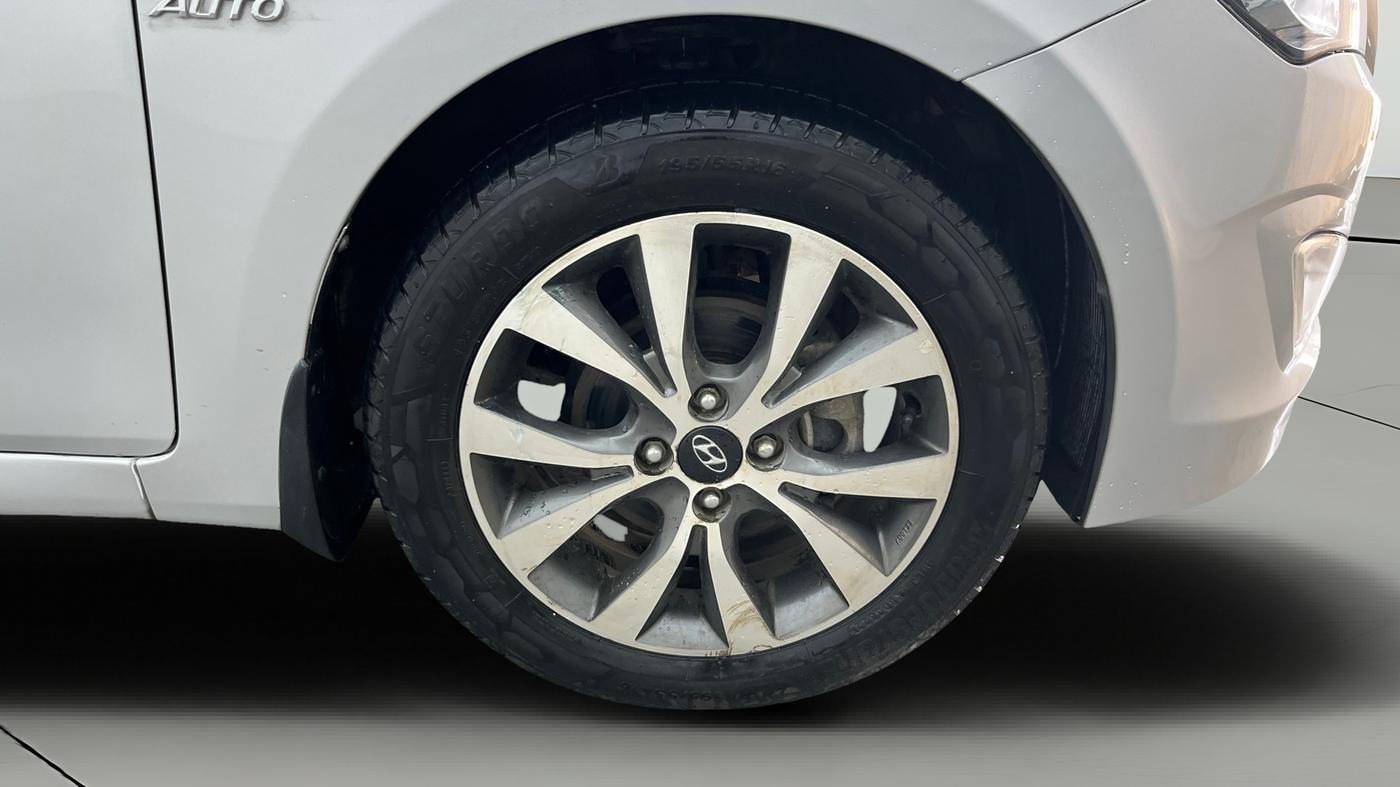 2016 Hyundai Verna 1.6 VTVT SX AT, Petrol, Automatic, 65,239 km, Right Front Wheel
