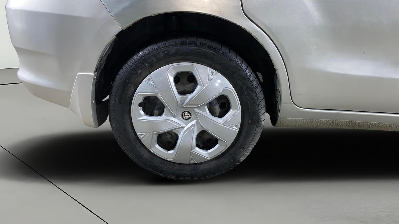 2017 Maruti Ertiga VXI, Petrol, Manual, 34,899 km, Right Rear Wheel