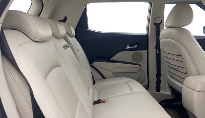 2022 Mahindra XUV300 W8 (O) 1.2 PETROL AMT, Petrol, Automatic, 18,872 km, Right Side Rear Door Cabin
