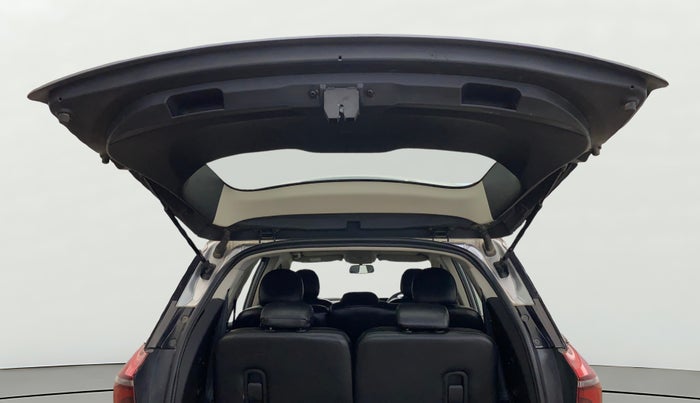 2022 Mahindra XUV700 AX 5 P MT 7 STR, Petrol, Manual, 32,365 km, Boot Door Open