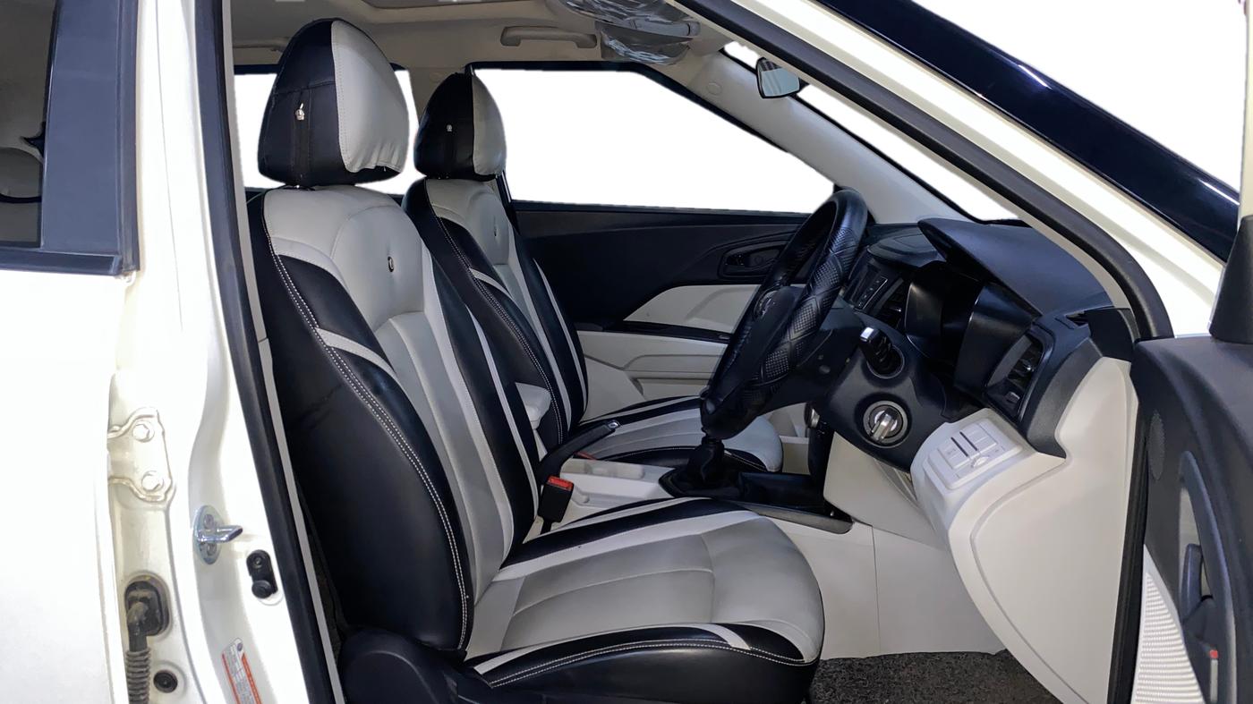 2023 Mahindra XUV300 W6 1.2 PETROL, Petrol, Manual, 31,614 km, Right Side Front Door Cabin