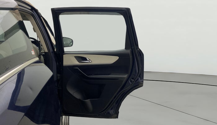 2022 Mahindra XUV700 AX 7 LUXURY D AWD AT 7 STR, Diesel, Automatic, 1,29,475 km, RHS Rear Door