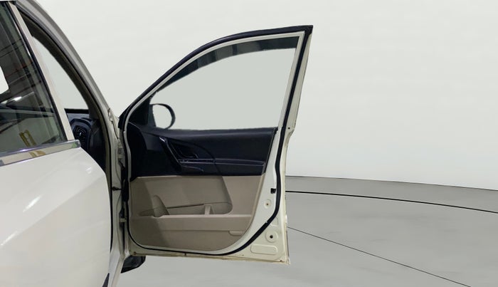 2017 Mahindra XUV500 W4, Diesel, Manual, 74,520 km, RHS Front Door