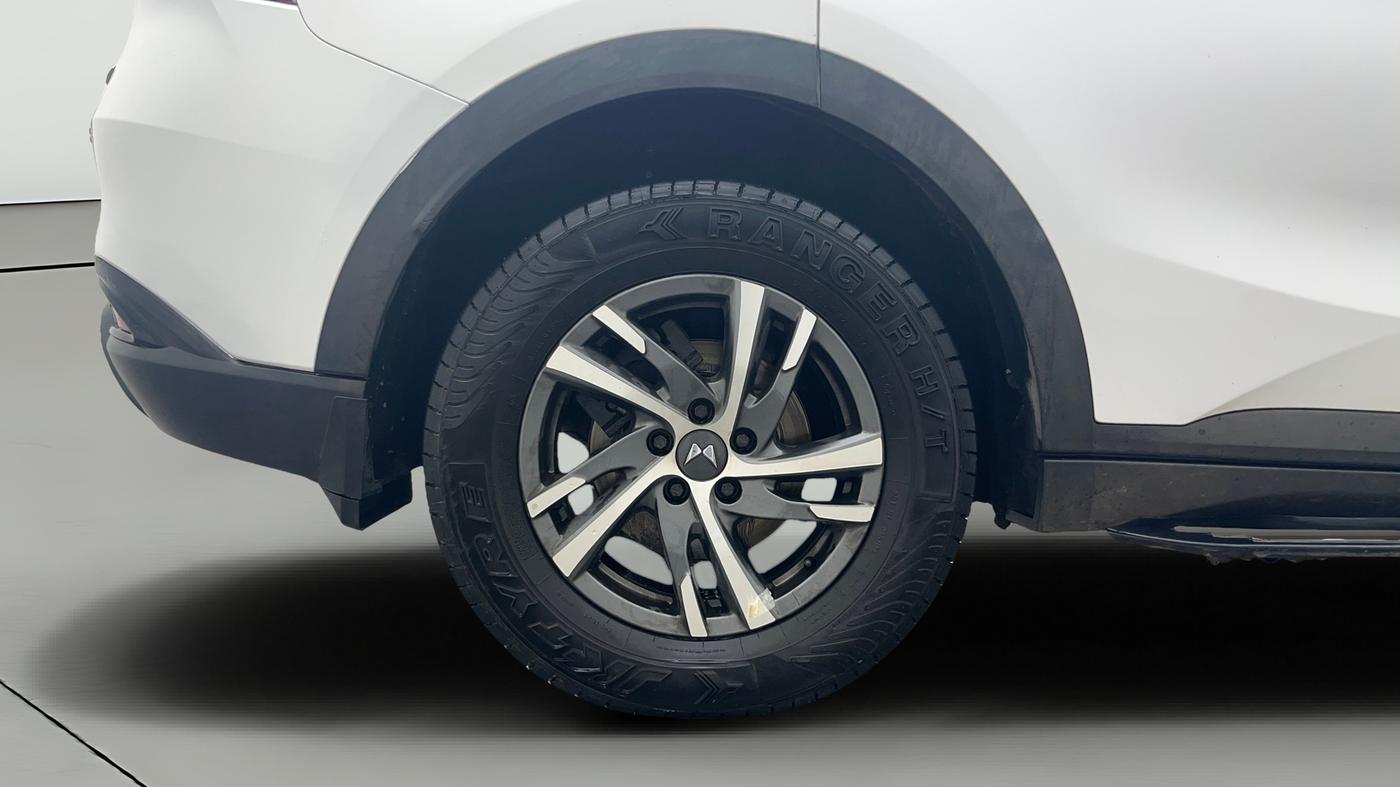 2023 Mahindra XUV700 AX 5 D AT 7 STR, Diesel, Automatic, 1,26,913 km, Right Rear Wheel