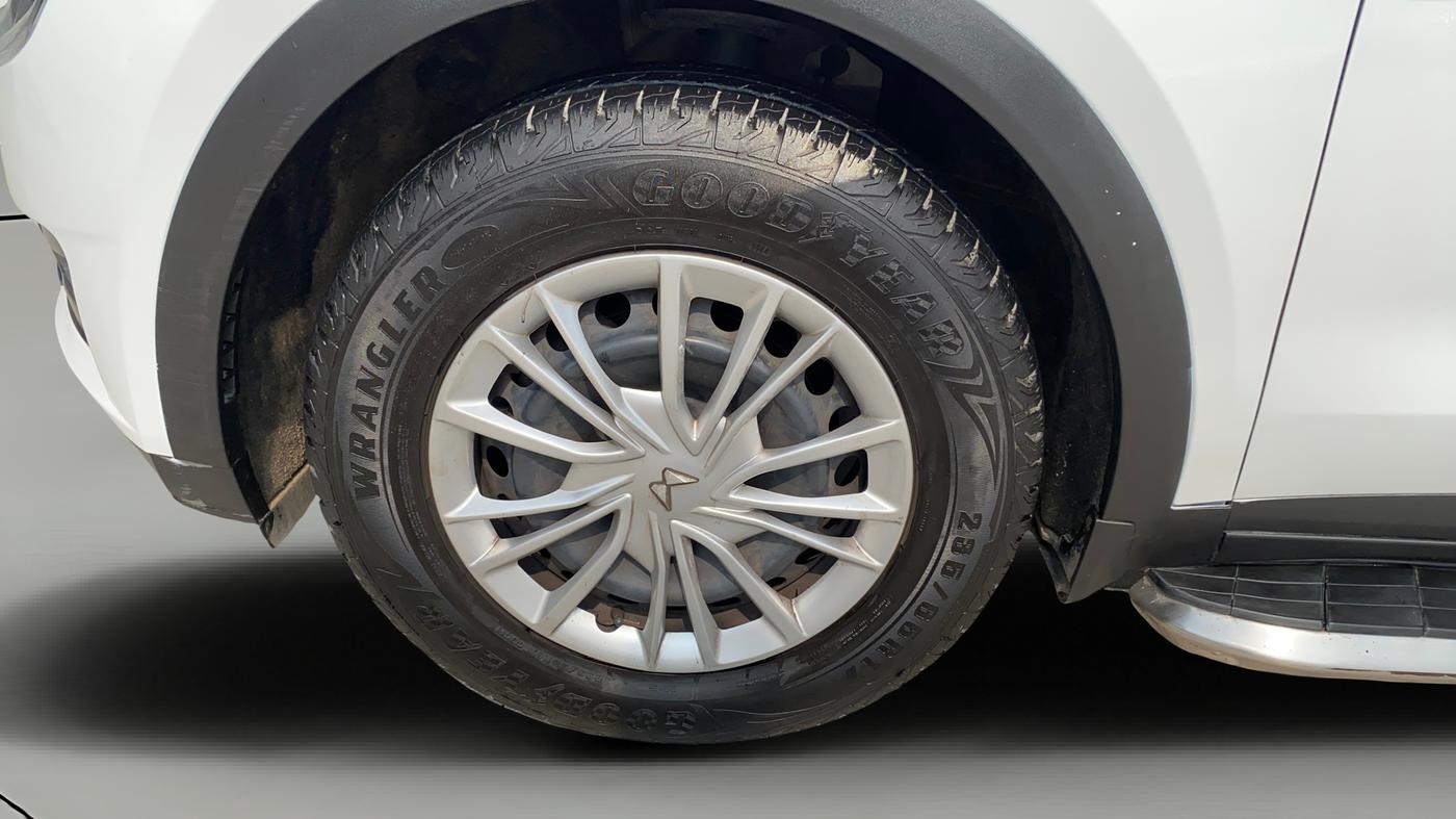 2021 Mahindra XUV700 AX 3 P AT 5 STR, Petrol, Automatic, 64,972 km, Left Front Wheel