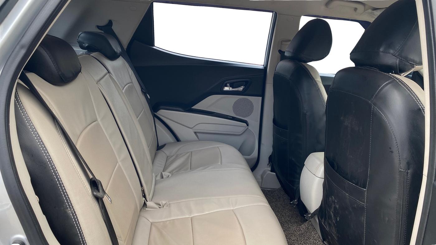 2022 Mahindra XUV300 W8 1.2 PETROL, Petrol, Manual, 15,635 km, Right Side Rear Door Cabin