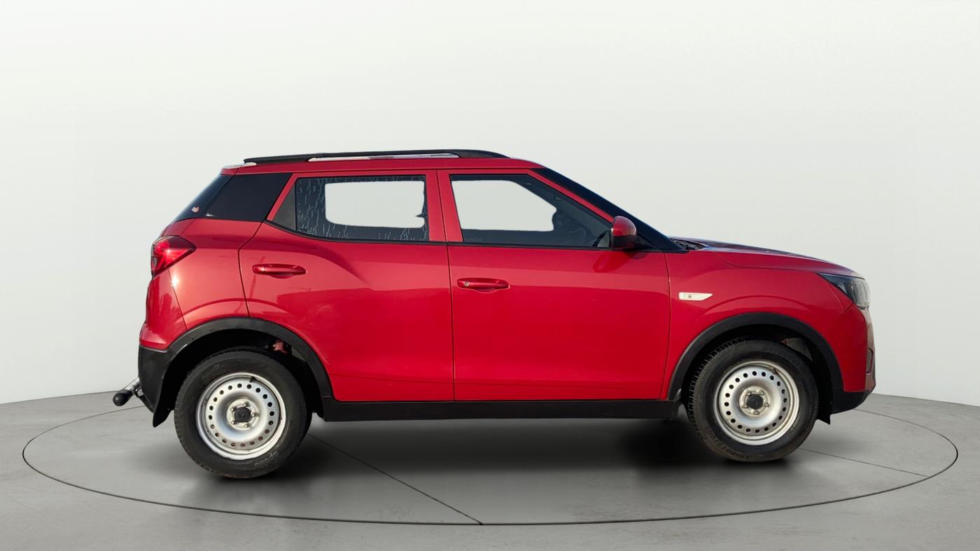 2024 Mahindra XUV300 W4 1.2 PETROL, Petrol, Manual, 49,468 km, Right Side View