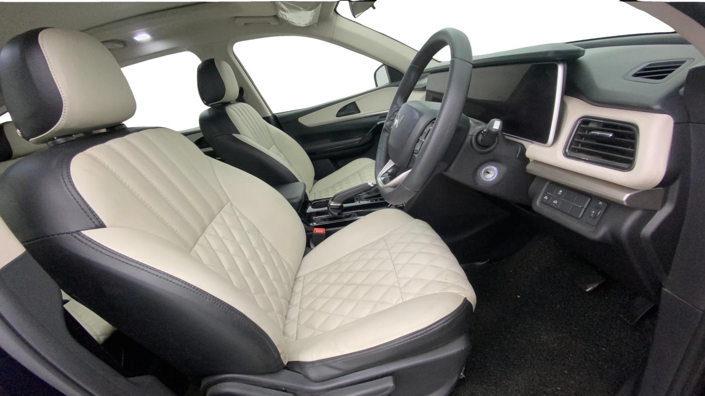 2024 Mahindra XUV700 AX 5 P AT 5 STR, Petrol, Automatic, 49,731 km, Right Side Front Door Cabin