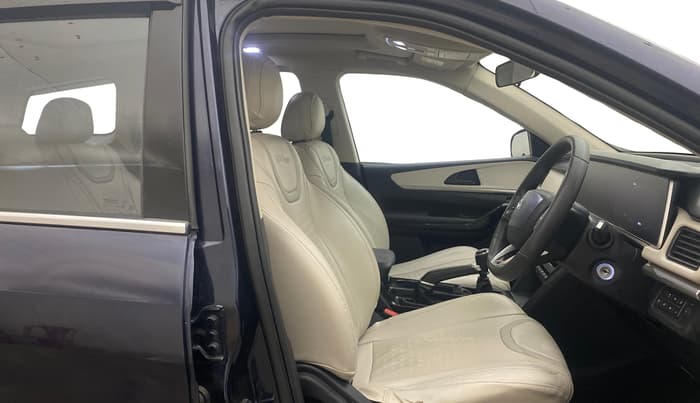 2022 Mahindra XUV700 AX 5 D MT 5 STR, Diesel, Manual, 61,792 km, Right Side Front Door Cabin