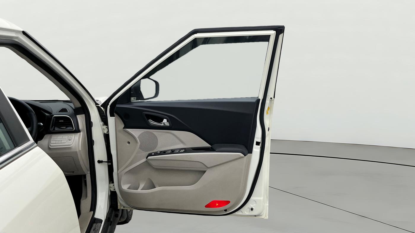 2020 Mahindra XUV300 W8 1.2 PETROL, Petrol, Manual, 27,271 km, RHS Front Door