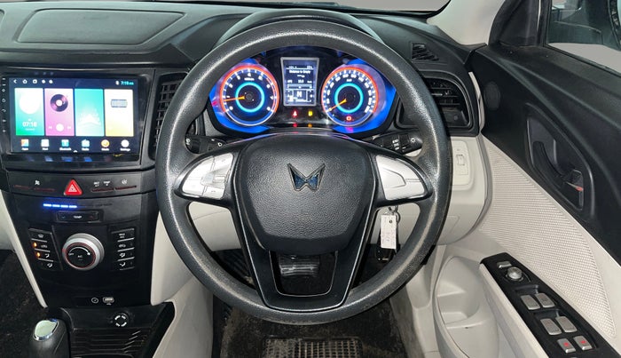 2023 Mahindra XUV300 W6 1.2 PETROL AMT, Petrol, Automatic, 39,599 km, Steering Wheel Close Up