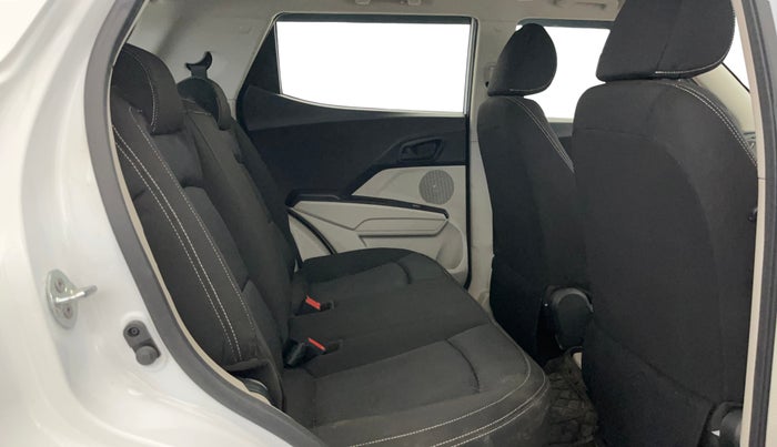 2023 Mahindra XUV300 W4 1.2 PETROL, Petrol, Manual, 35,728 km, Right Side Rear Door Cabin