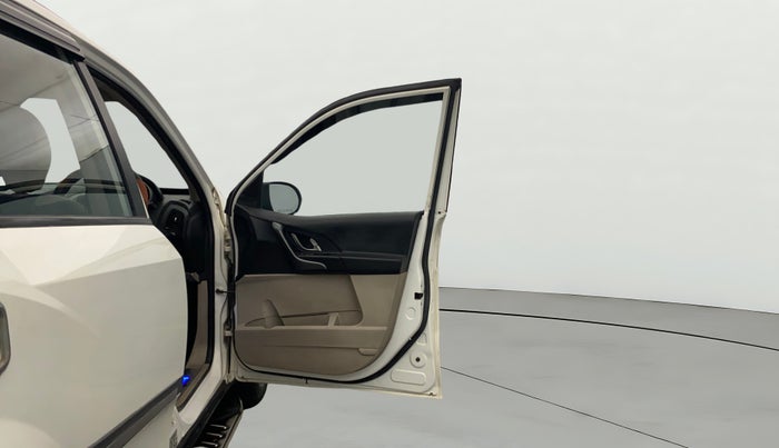 2018 Mahindra XUV500 W6, Diesel, Manual, 69,710 km, RHS Front Door