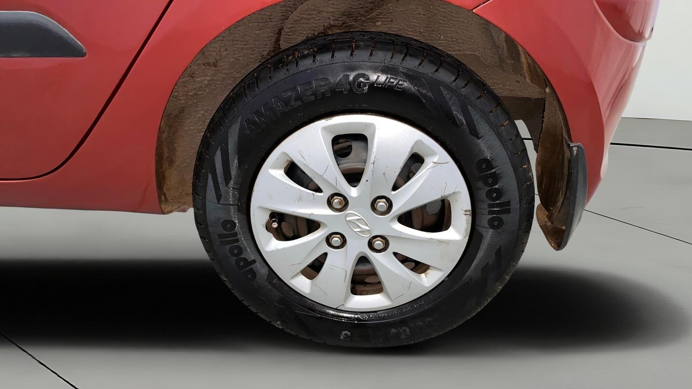 2013 Hyundai i10 MAGNA 1.2, Petrol, Manual, 1,05,360 km, Left Rear Wheel