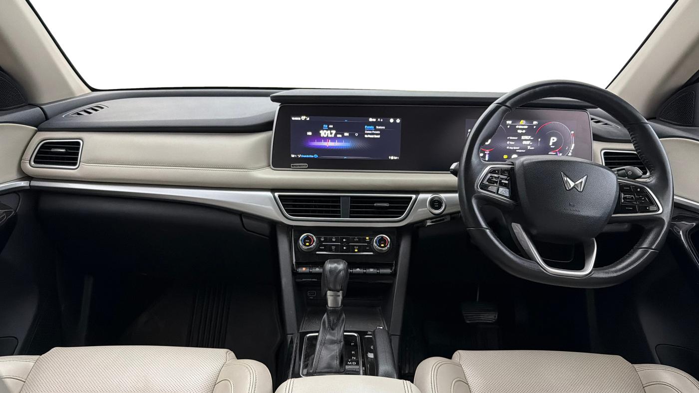 2022 Mahindra XUV700 AX 7 P AT 7 STR, Petrol, Automatic, 63,285 km, Dashboard