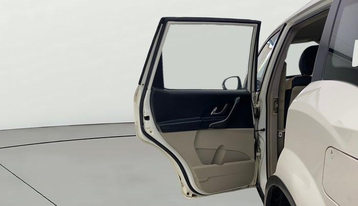 2017 Mahindra XUV500 W6, Diesel, Manual, 1,49,587 km, LHS Rear Door