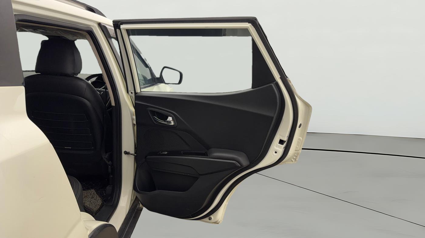 2022 Mahindra XUV300 W8 (O) 1.2 PETROL, Petrol, Manual, 29,859 km, RHS Rear Door