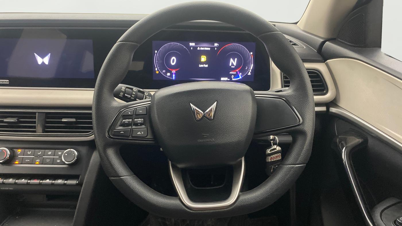 2022 Mahindra XUV700 AX 5 P MT 7 STR, Petrol, Manual, 86,107 km, Steering Wheel Close Up