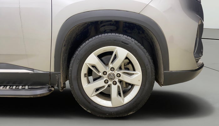 2022 MG HECTOR PLUS SUPER 1.5 PETROL TURBO HYBRID MT 7-STR, Petrol, Manual, 22,736 km, Right Front Wheel