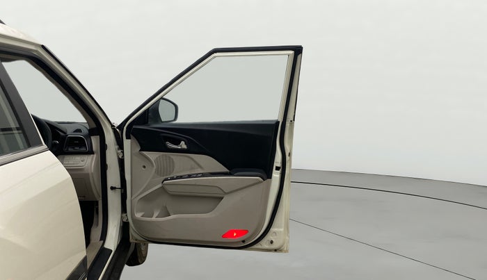 2021 Mahindra XUV300 W8 (O) 1.5 DIESEL AMT, Diesel, Automatic, 1,36,386 km, RHS Front Door