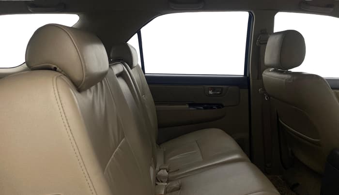 2013 Toyota Fortuner 3.0 4X2 AT, Diesel, Automatic, 1,25,493 km, Right Side Rear Door Cabin
