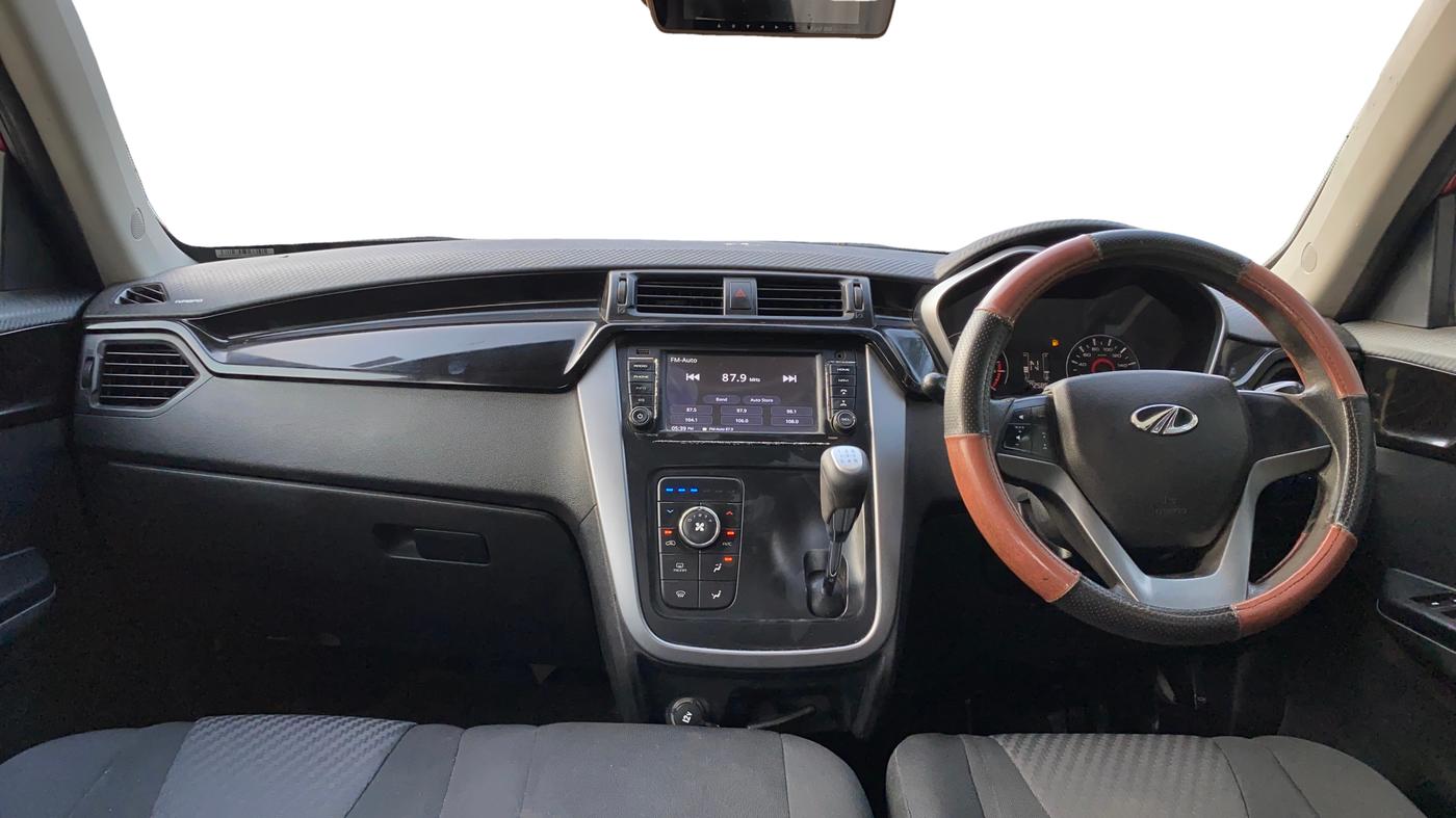 2018 Mahindra KUV 100 NXT K8 P 6 STR DUAL TONE, Petrol, Manual, 92,600 km, Dashboard