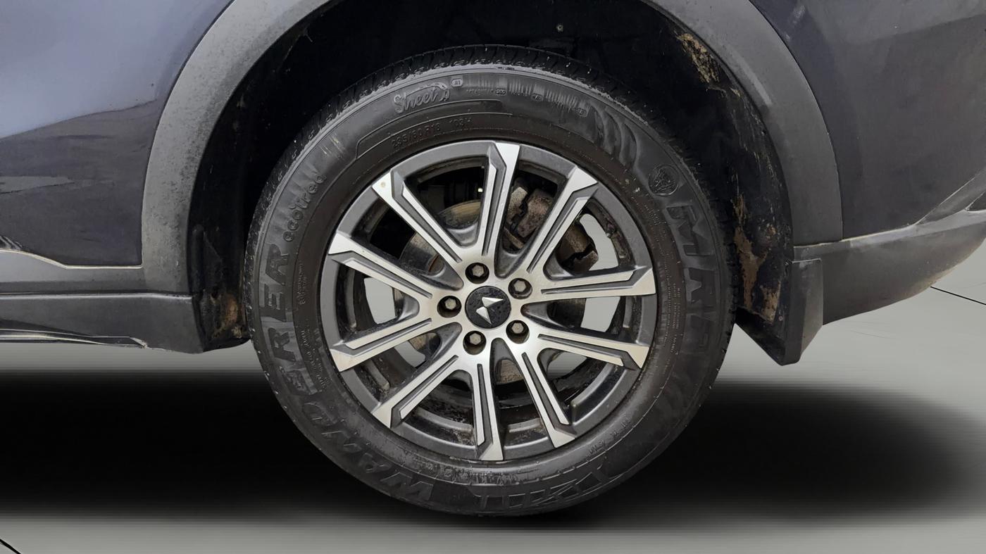 2025 Mahindra XUV700 AX 7 P AT 7 STR, Petrol, Automatic, 10,922 km, Left Rear Wheel