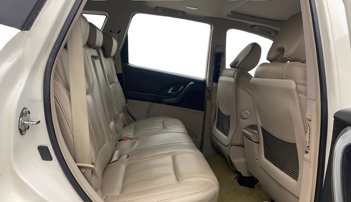 2016 Mahindra XUV500 W10, Diesel, Manual, 1,05,526 km, Right Side Rear Door Cabin