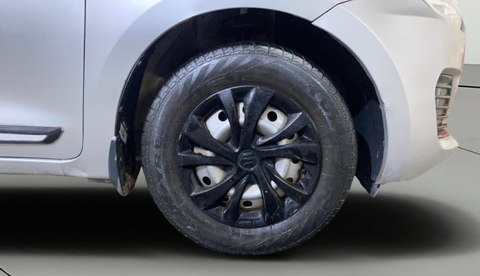 2022 Maruti Swift LXI, CNG, Manual, 92,405 km, Right Front Wheel