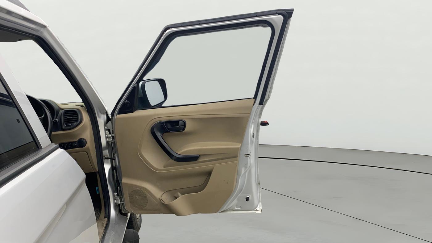 2019 Mahindra TUV300 T6 PLUS, Diesel, Manual, 69,354 km, RHS Front Door