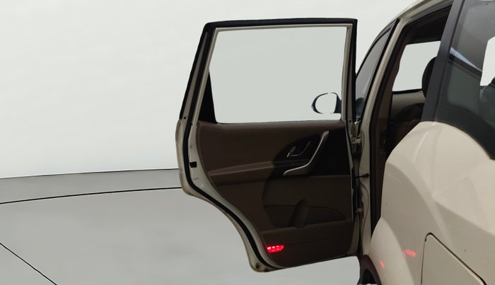 2015 Mahindra XUV500 W8, Diesel, Manual, 1,14,318 km, LHS Rear Door