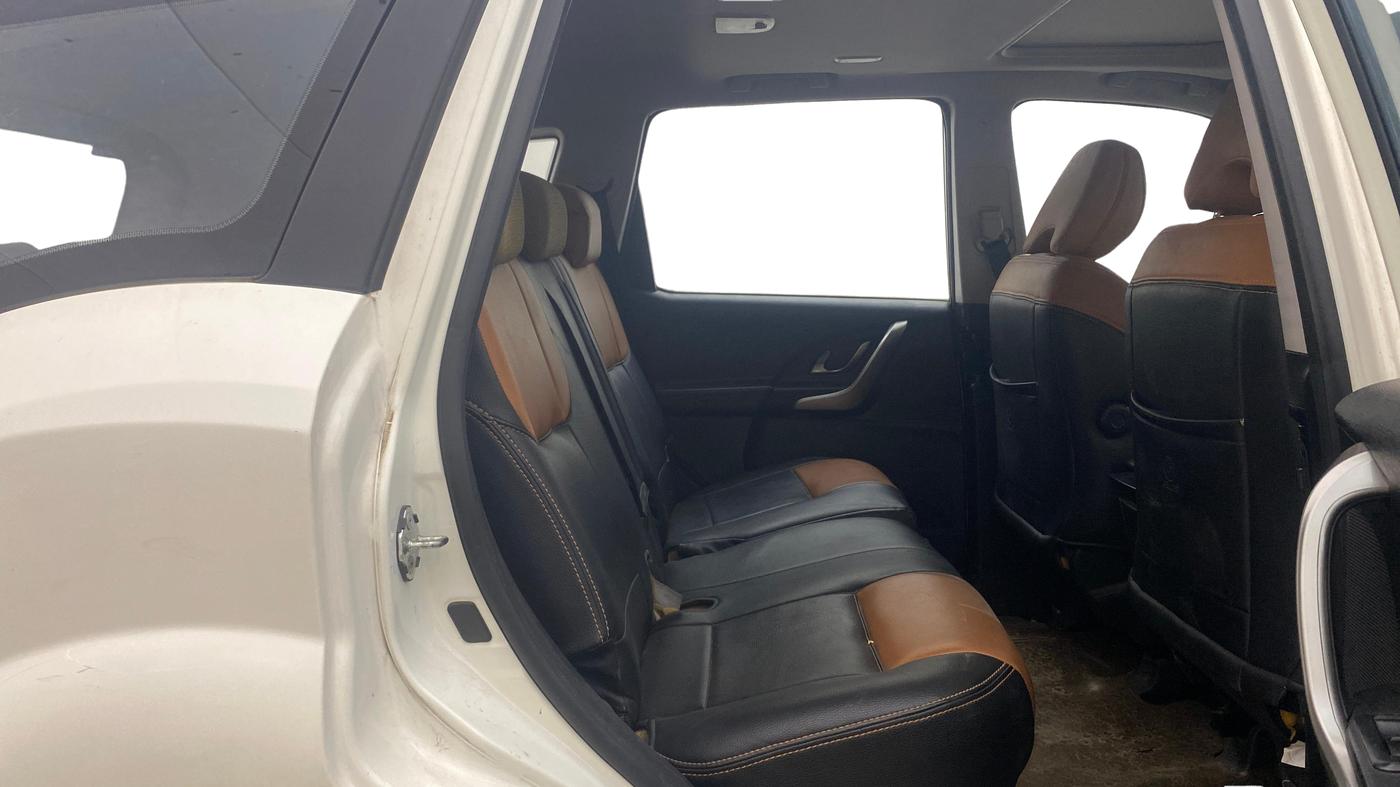 2020 Mahindra XUV500 W9 AT, Diesel, Automatic, 1,21,434 km, Right Side Rear Door Cabin