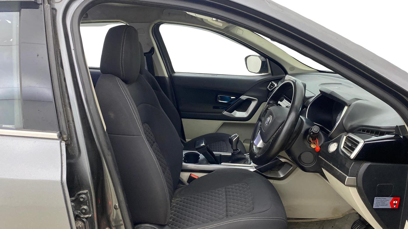 2021 Tata Safari XT, Diesel, Manual, 1,05,375 km, Right Side Front Door Cabin