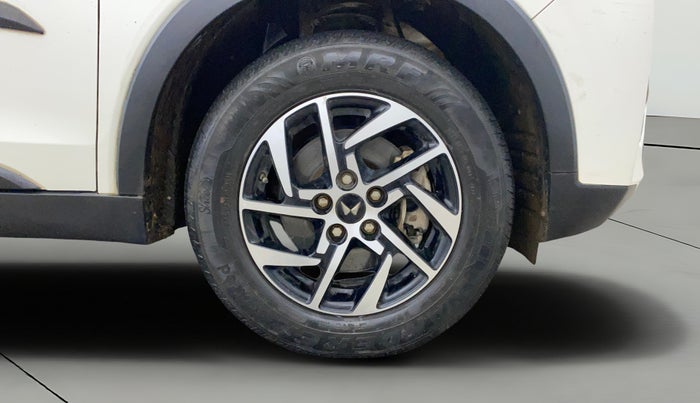 2023 Mahindra XUV300 W8 1.2 PETROL, Petrol, Manual, 28,310 km, Right Front Wheel