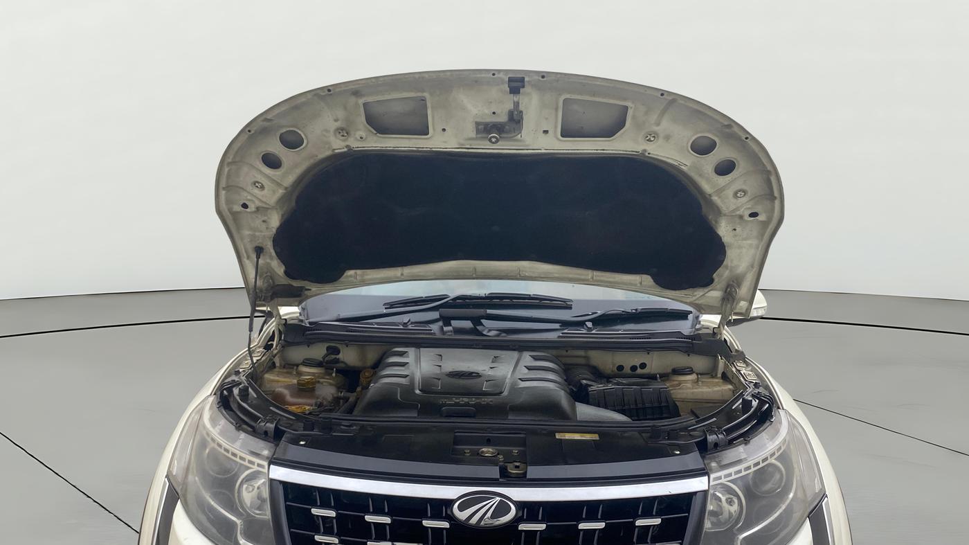 2020 Mahindra XUV500 W9 AT, Diesel, Automatic, 1,21,434 km, Open Bonet