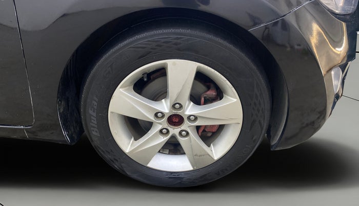 2014 Hyundai New Elantra 1.6 SX AT DIESEL, Diesel, Automatic, 1,02,277 km, Right Front Wheel